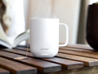 Ember Mug 2: Cangkir Pintar yang Jaga Minuman Hangat dengan Diskon Spesial