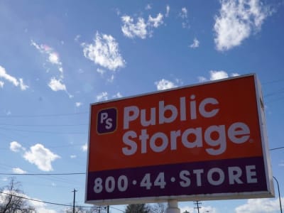 Dampak Kebakaran Los Angeles Turunkan Proyeksi Keuangan Public Storage 2025