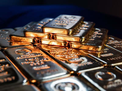 Harga Emas Mendekati Rekor karena Ketegangan Dagang dan Prediksi Potongan Suku Bunga Fed