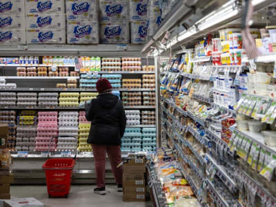 Kepercayaan Konsumen AS Terjun Akibat Kebijakan Trump dan Tekanan Inflasi