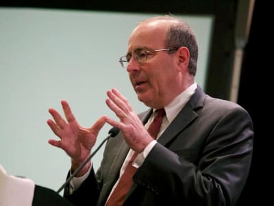 Fed Tetap Hati-hati Kendalikan Inflasi, Suku Bunga Dipertahankan