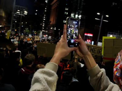 Cara Aman Menutupi Wajah dan Hapus Data Lokasi dalam Foto Protes di Ponsel