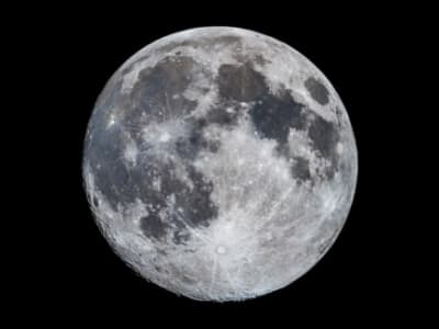 Misi NASA dan Perusahaan Cari Air Penting di Kutub Selatan Bulan