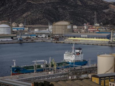 Harga Minyak Tertekan oleh Ancaman Tarif Trump dan Isu Pasokan Global