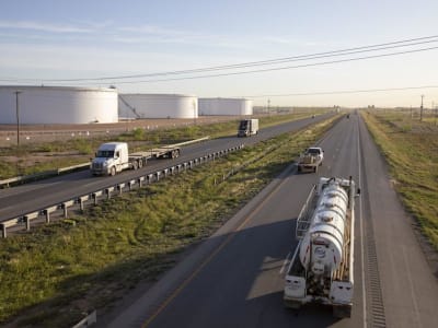 Ancaman Tarif AS Membuat Harga Minyak Dunia Turun dan Pasar Energi Mengkhawatirkan