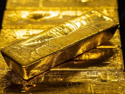 Harga Emas Turun Akibat Penguatan Dolar dan Kekhawatiran Tarif Trump 2025