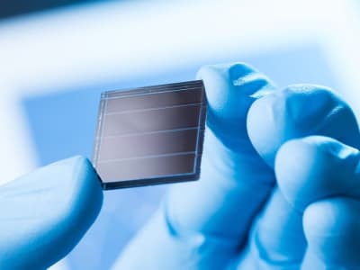 Terobosan Nanopartikel AlO₃ Tingkatkan Daya Tahan Panel Surya Perovskite