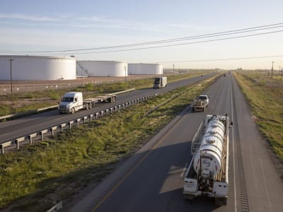 Ketegangan Tarif AS Picu Penurunan Harga Minyak Terbesar Bulanan Sejak September