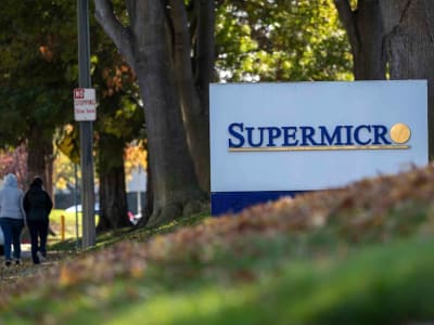 Supermicro Hindari Delisting Tapi Saham Tetap Volatil Tahun 2025