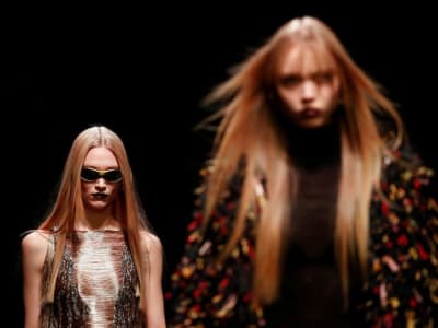 Prada Hampir Membeli Versace, Kesepakatan Mewah Bernilai 1,5 Miliar Euro