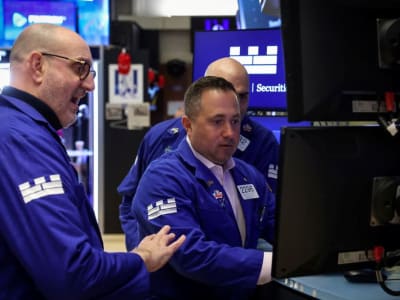 Pasar Saham AS Terkerek Menjelang Tenggat Tarif dan Data Ekonomi Penting