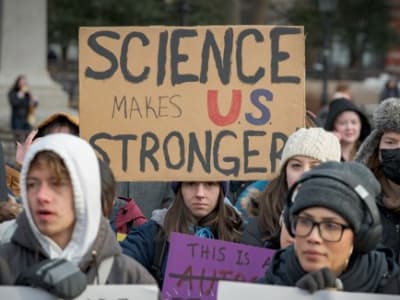 Ilmuwan AS Bangkit Lawan Pemotongan Dana Riset Pemerintah Trump