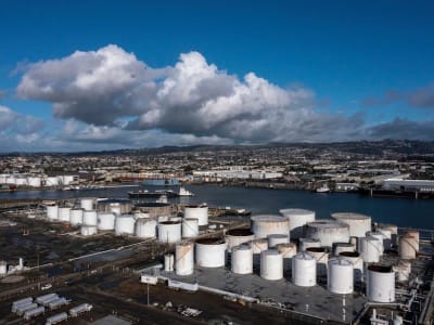 Harga Minyak Turun Jelang Produksi OPEC+ Meningkat dan Ketegangan Perdagangan AS