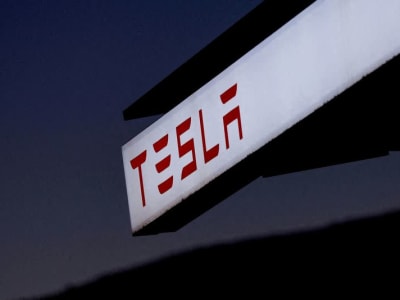 Ketua Dewan Tesla Jual Saham Jutaan Dolar Ditengah Kontroversi Gaji Berlebihan