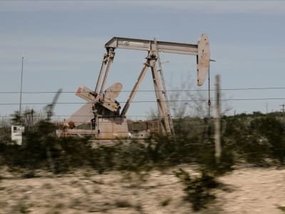 Risiko Turunnya Harga Minyak Karena Pasokan Tinggi dan Konflik Tarif Perdagangan