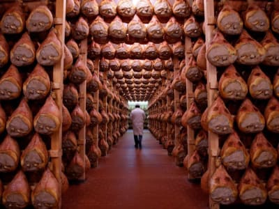 Tarif AS Bisa Hancurkan Ekspor Makanan Italia Seperti Ham Parma dan Prosecco