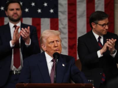 Trump Pertahankan Tarif dan Puji Elon Musk Dalam Pidato Kongres yang Bergejolak