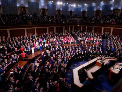 Trump Pertahankan Tarif Berat di Tengah Tantangan Ekonomi dan Politik AS