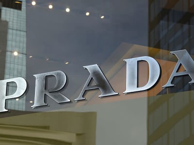 Prada Tumbuh Pesat dan Siapkan Akuisisi Versace di Tengah Krisis Mewah