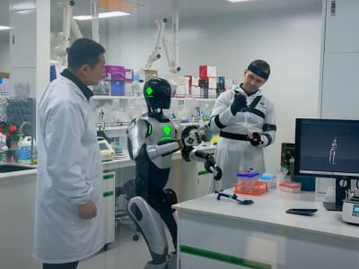 Robot Humanoid AI Pertama Mempercepat Penemuan Obat di Laboratorium Modern