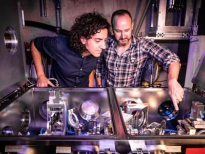 Terobosan Sinarnya: Sinar Elektron 5 Kali Lebih Kuat dengan Laser Presisi