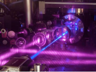 Mengungkap Interaksi Gravitasi dan Kuantum Melalui Jam Atom Paling Presisi