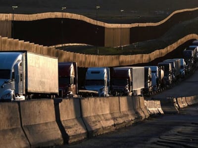 Trump Tunda Tarif Impor Otomotif dari Meksiko dan Kanada Selama Sebulan