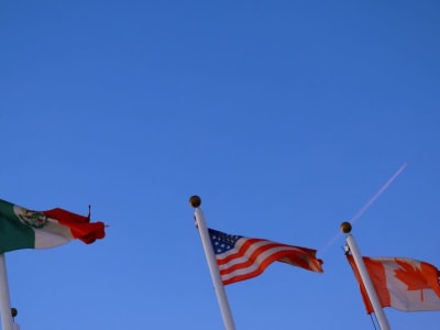 Ketidakpastian Tarif AS Memicu Risiko Resesi dan Inflasi di Amerika Utara