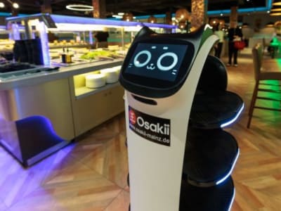 Robot Layanan Membantu Atasi Kekurangan Tenaga Kerja di Jepang yang Menua