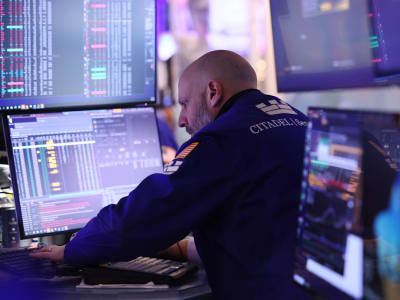 Pasar Saham AS Turun Tajam Akibat Kekhawatiran Inflasi dan Perang Dagang