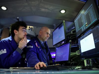 Kebijakan Tarif Trump Picu Kekhawatiran, Pasar Saham AS Turun Tajam