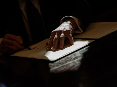 Ketidakpastian Kebijakan Trump Membayangi Ekonomi AS yang Mulai Rentan