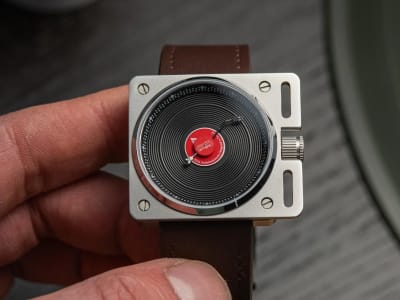 Jam Tangan Analog Berdesain Turntable Vinyl, Simbol Cinta Musik dan Nostalgia