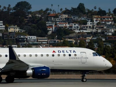 Delta Air Lines Turunkan Proyeksi Pendapatan karena Konsumen Mulai Ragu