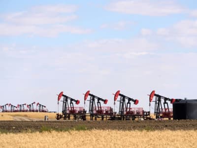 Harga Minyak Turun Karena Tarif AS dan Kenaikan Produksi OPEC+