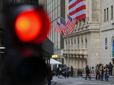 Pasar Saham AS Fluktuatif, Analis Khawatir Dampak Kebijakan Trump dan Data Ekonomi