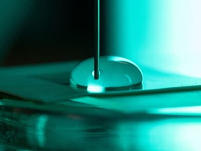 Air Menghasilkan Muatan Listrik Besar Saat Bergerak, Penting untuk Keselamatan Bahan Bakar