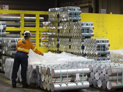 Trump Naikkan Tarif Baja ke Kanada Jadi 50%, Perang Dagang Memanas