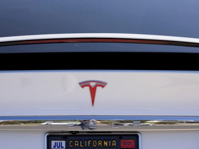 Pemilik Tesla Mulai Menutupi Logo Karena Kontroversi Elon Musk