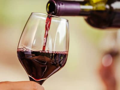 Trump Ancam Tarif 200% Pada Anggur Eropa, Saham Minuman Terpengaruh