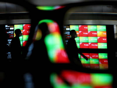 IHSG Turun Akibat Defisit APBN dan Penjualan Saham Perbankan Asing