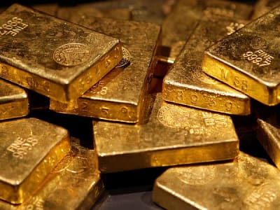 Harga Emas Melonjak Rekor Baru Akibat Ketegangan Perang Dagang dan Dolar Melemah