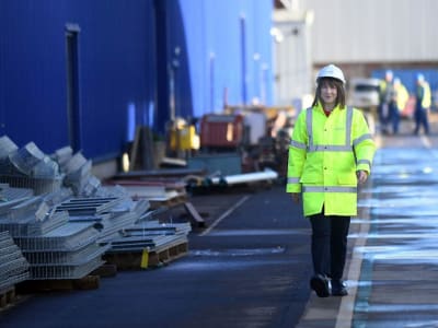 Ekonomi Inggris Turun di Januari, Tekanan Besar bagi Menteri Keuangan Rachel Reeves