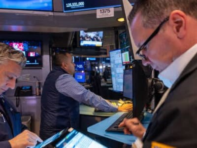 Pasar Saham AS Bangkit Sementara Ketidakpastian Politik dan Ekonomi Terus Membebani