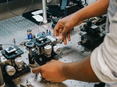 Perangkat Quantum Nano yang Meniru Neuron untuk Komputasi dan Penginderaan Canggih