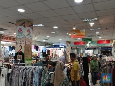 Pasar Tanah Abang Ramai Jelang Lebaran 2025, Omzet Pedagang Naik Pesat