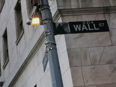 Bagaimana Kebijakan Trump dan Pelemahan Dolar Mengancam Pasar Saham AS