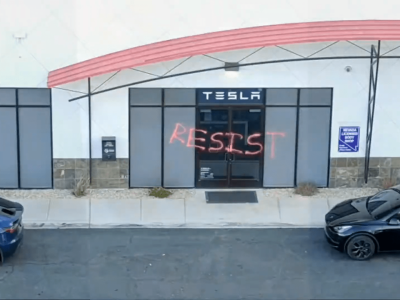 Terorisme terhadap Tesla: Mobil dan Pusat Perbaikan Terbakar di AS