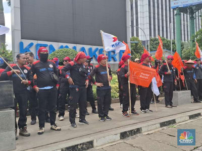 Demo Buruh Tuntut Stop PHK Massal dan Bayar THR di Depan Mata Pemerintah
