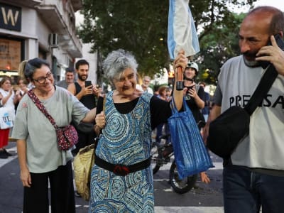 Demonstrasi Tolak Kebijakan Anggaran Presiden Milei dan Larangan Penggemar Masuk Stadion